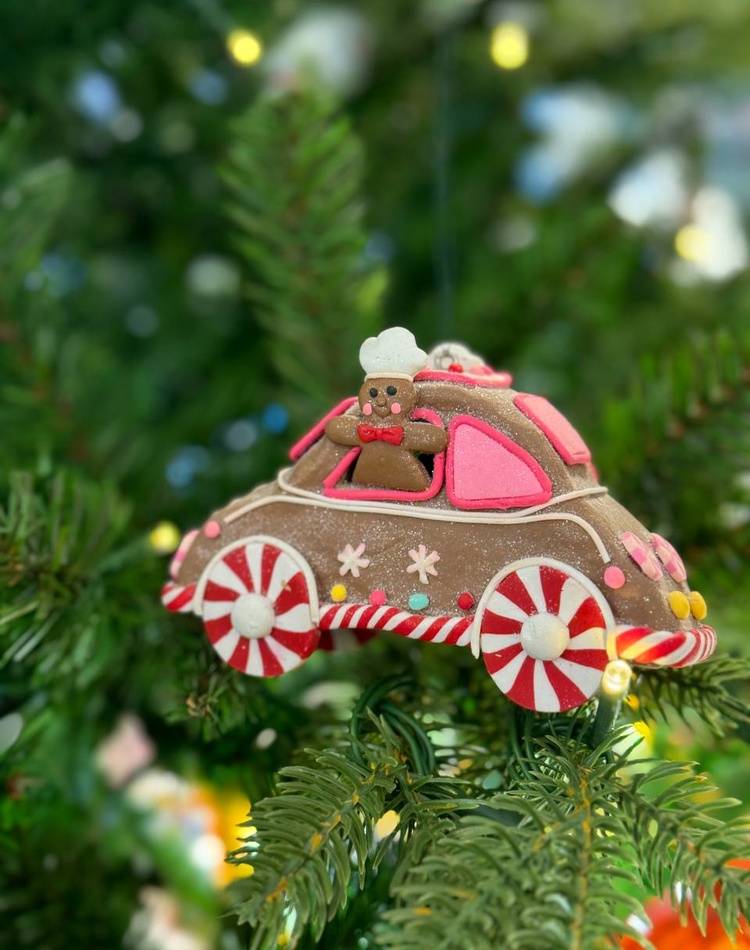 Christmas toy metal clay 3D Gingerbread car, brown/pink, 11 cm