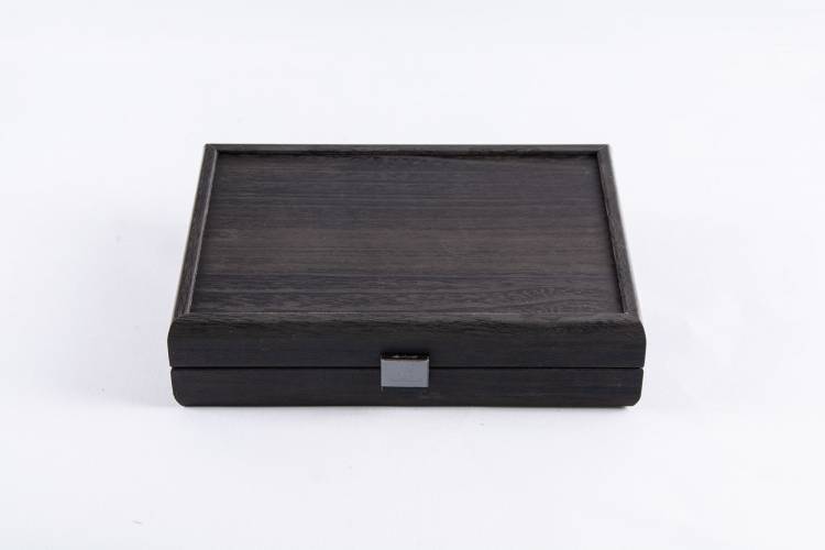 Domino 5.2x2.7x1cm in a black case, replica of wood