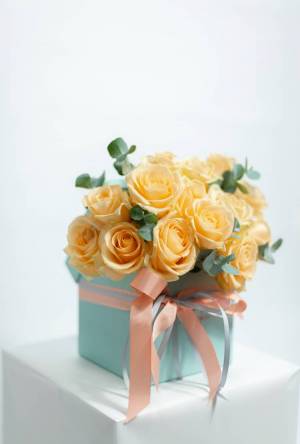 15 Peach Roses in a Square Box - flowers delivery Dubai