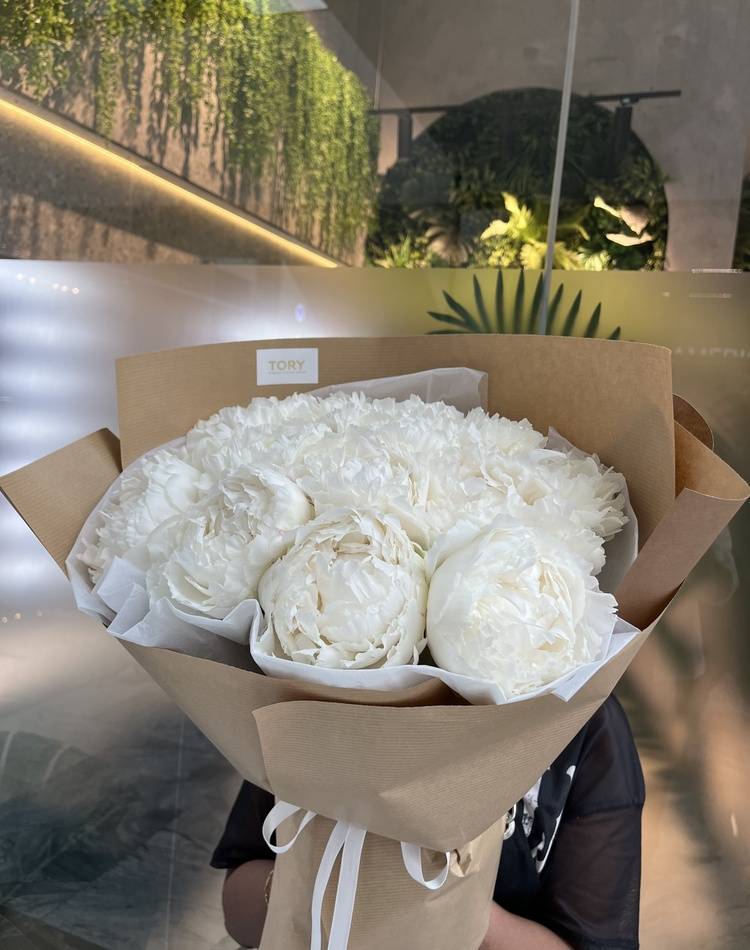 Bouquet of 15 white peonies