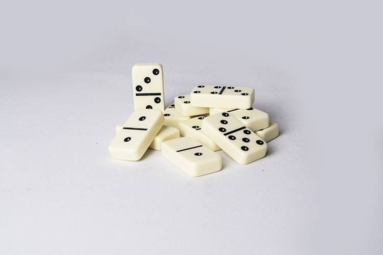 Dominoes 5.2x2.7x1cm in a wooden case, caramel-colored artificial leather