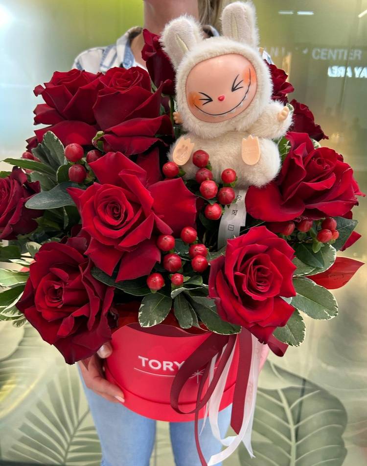 composition "Scarlet Embrace"