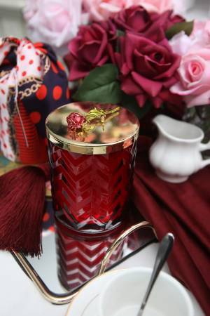 Scented candle Red with scarf GOLD, 450 g - flowers delivery Dubai