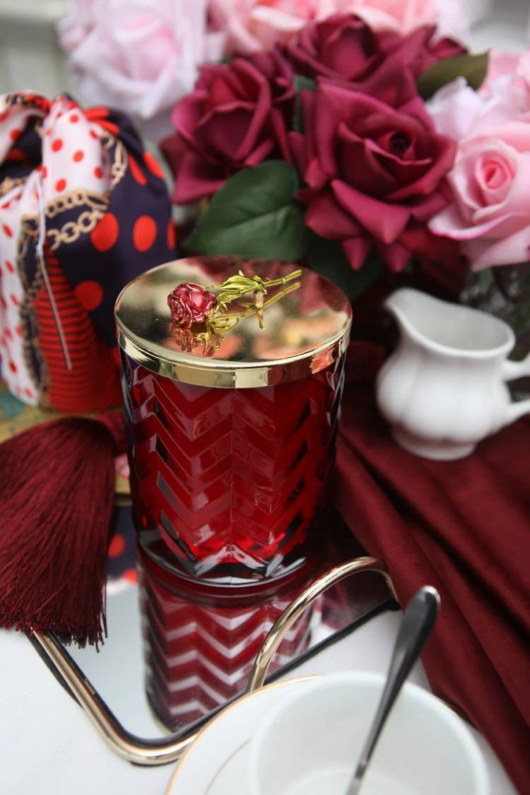 Scented candle Red with scarf GOLD, 450 g