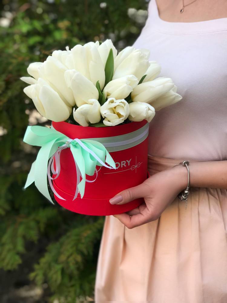 25 White Tulips in a Hatbox
