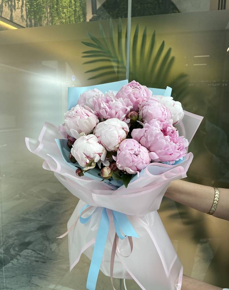 Bouquet of 11 pink peonies