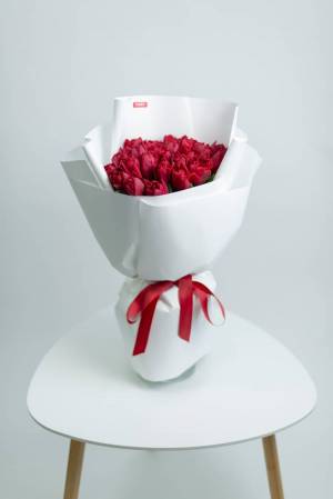 Букет 35  красных пионовидных тюльпанов - flowers delivery Dubai