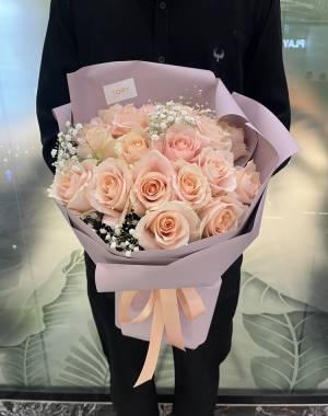 Bouquet of 21 peach Roses in packaging - flowers delivery Dubai