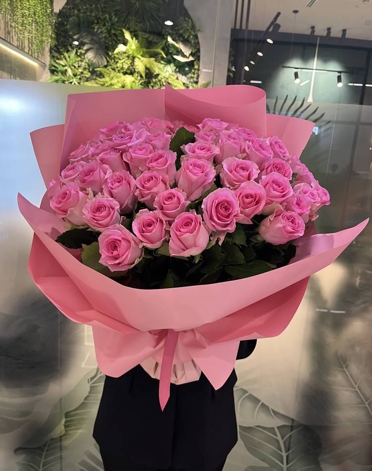 Bouquet of 51 pink roses in a package