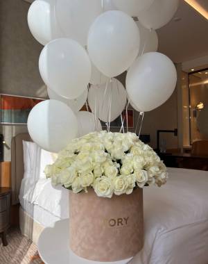 151 white roses 