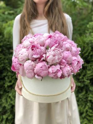 39 pink peonies in a hat box - flowers delivery Dubai