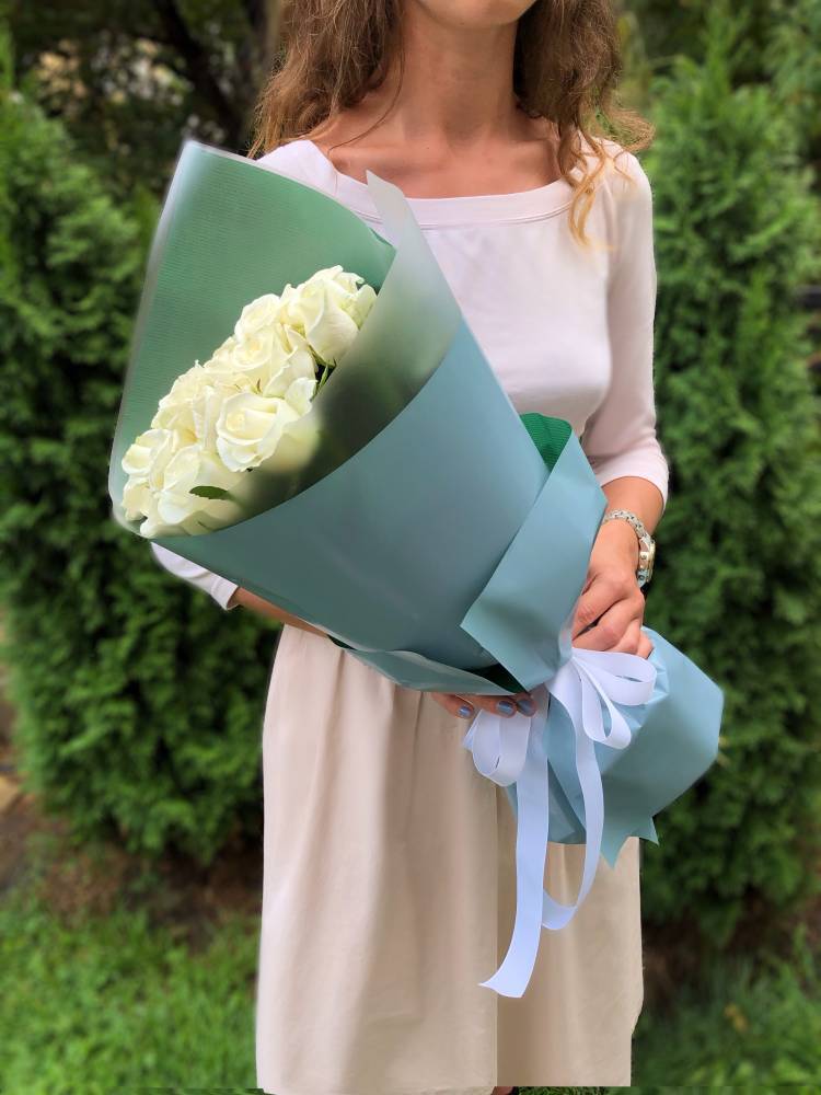 Bouquet of 21 white roses in packaging