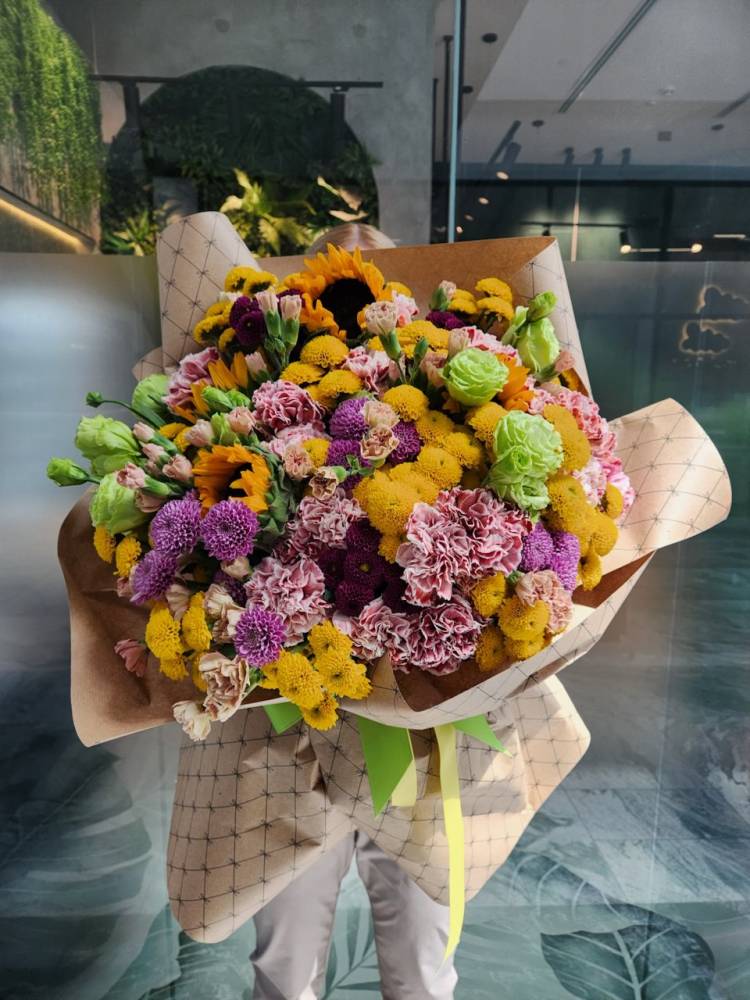 bouquet "Rainbow Whirlwind"