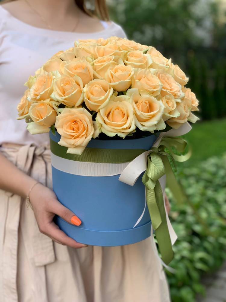 51 peach roses in a hat box