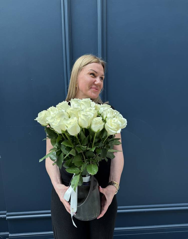 31 white roses in a vase