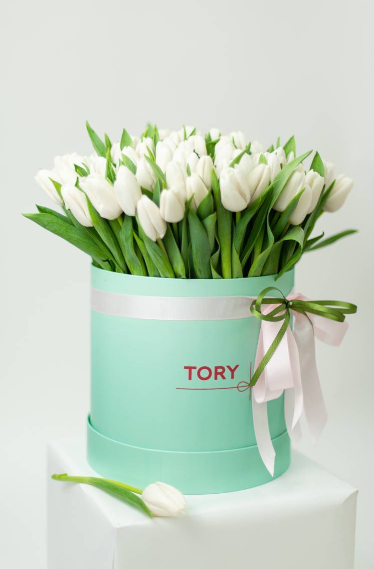 101 white tulips in a hat box