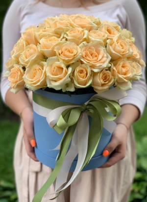 51 peach roses in a hat box - flowers delivery Dubai