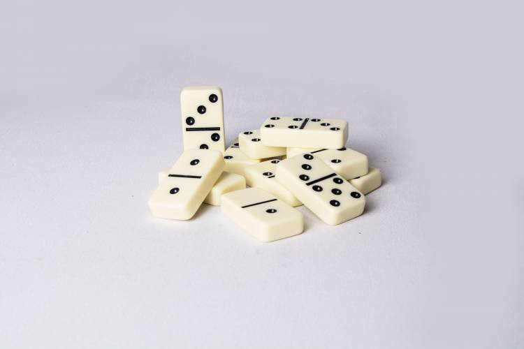 Dominoes 5.2x2.7x1cm in a wooden case made of dark gray leatherette