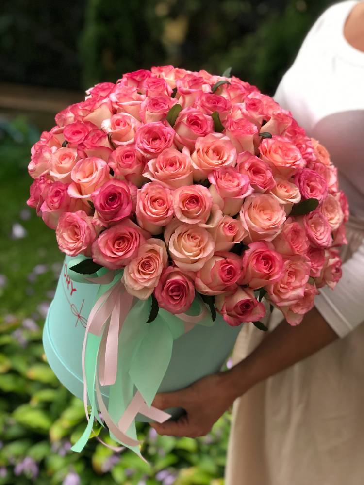 101 Jumilia roses in a hat box