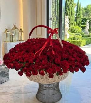 1001 red roses in a basket - flowers delivery Dubai
