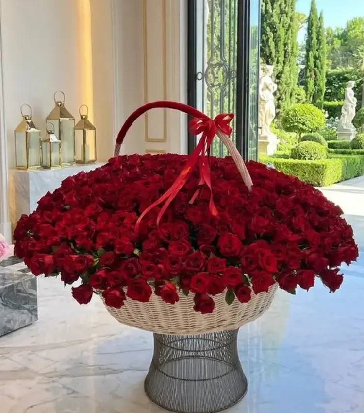 1001 red roses in a basket