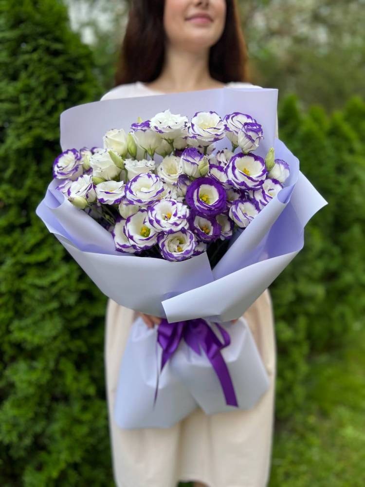 Bouquet of 9 white-violet eustomas