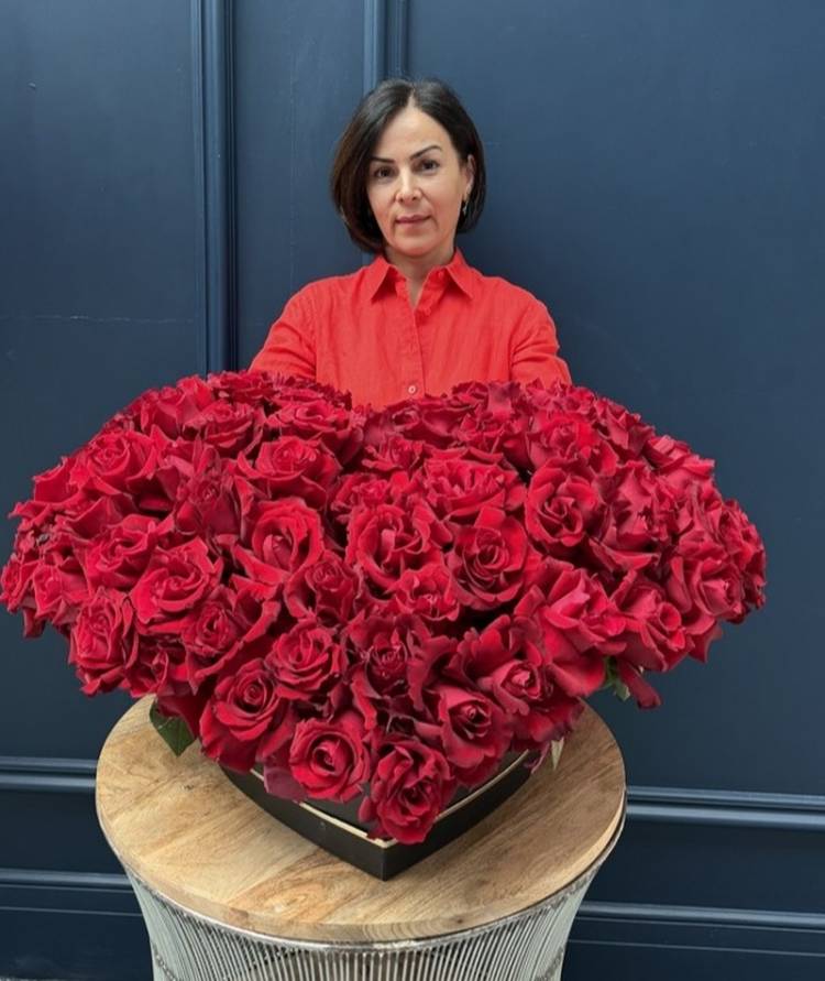 French roses in a heart-box "For the very best"