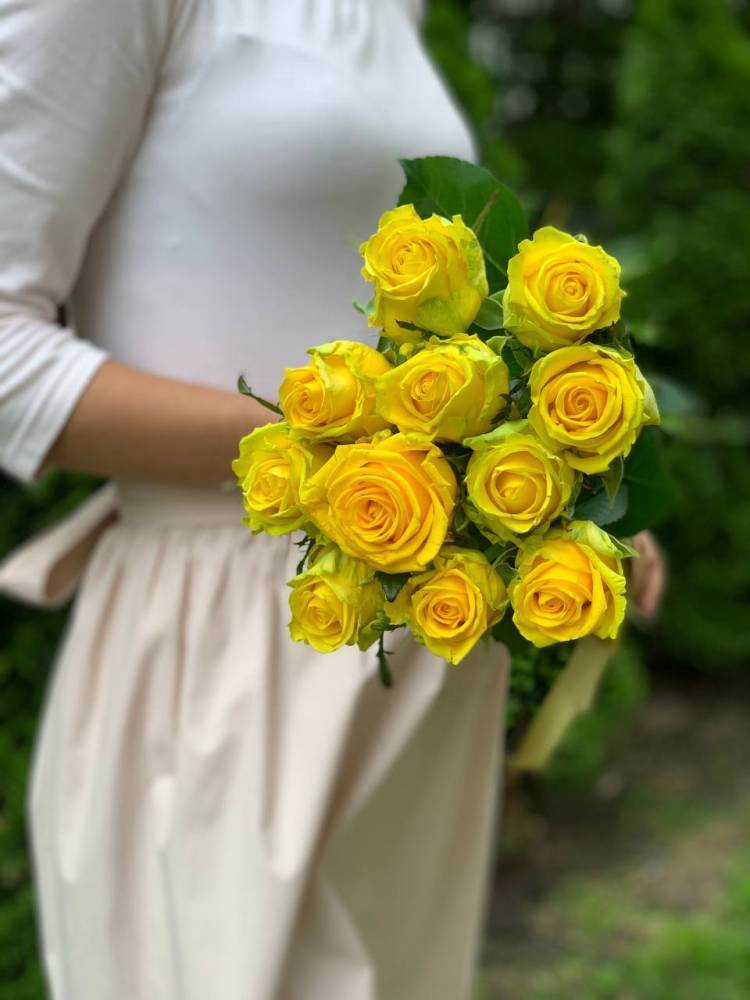 bouquet of 11 yellow roses