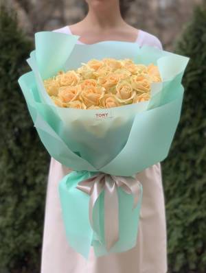 Букет 51 персиковая роза в упаковке - flowers delivery Dubai