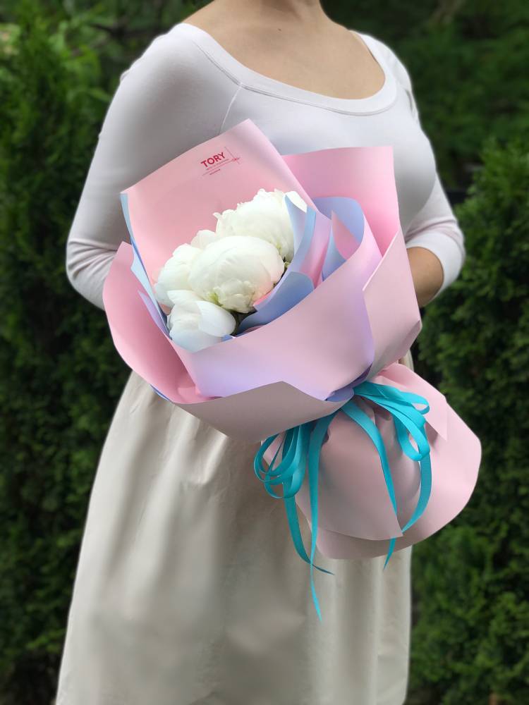 Bouquet of 5 white peonies