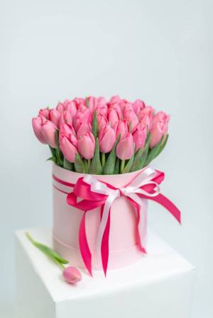 51 Pink Tulips in a Hat Box - flowers delivery Dubai
