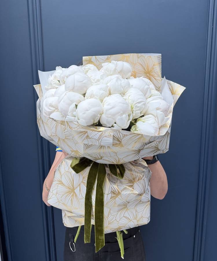 51 white peonies "Perle Royale"