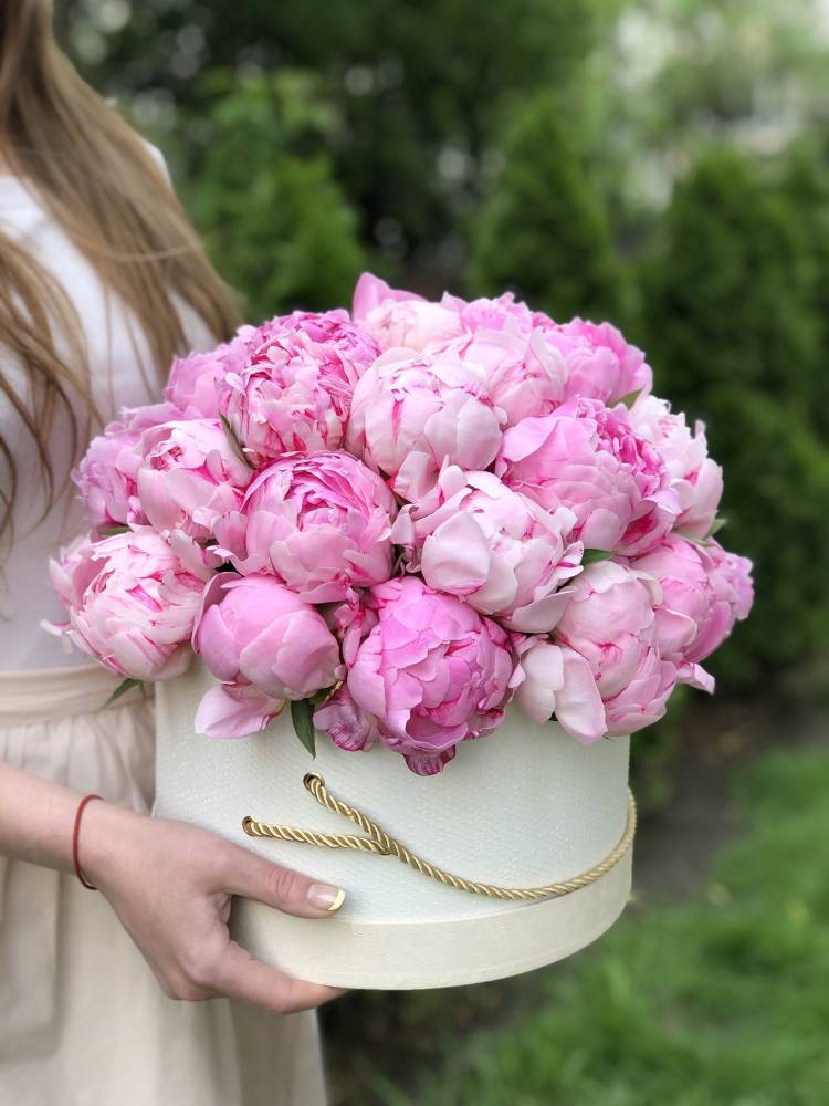 39 pink peonies in a hat box