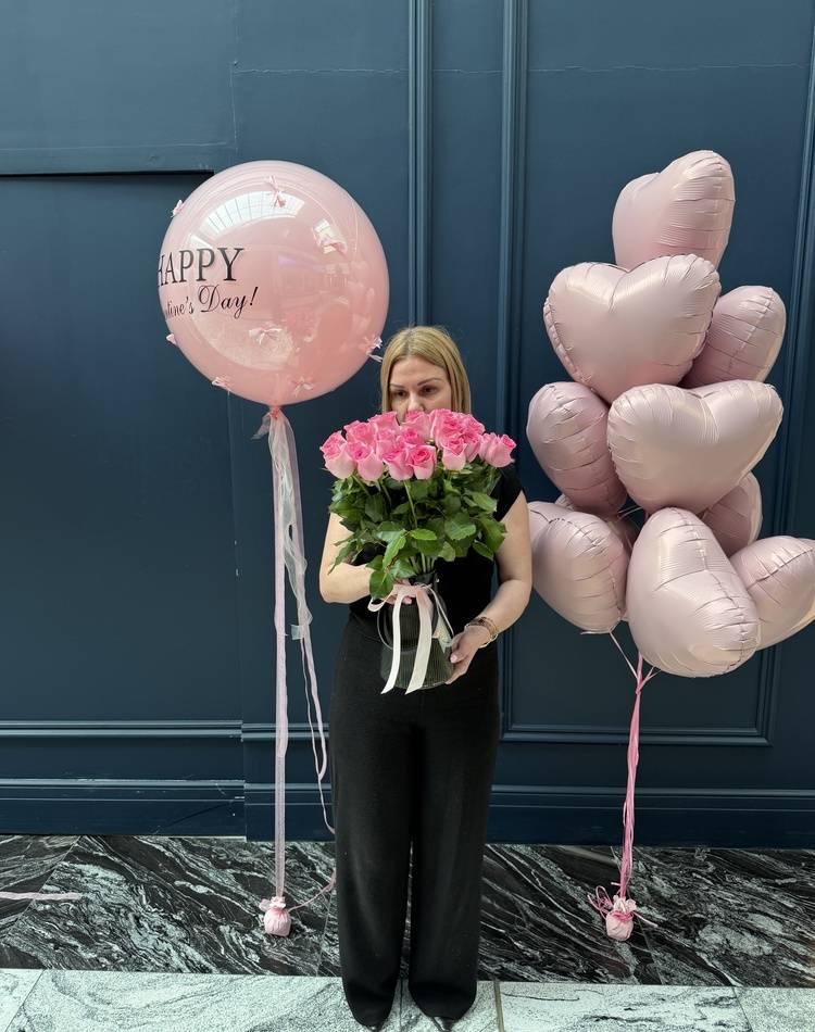 set of balloons+31 pink roses in a vase