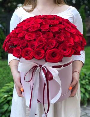 101 red roses in a hat box - flowers delivery Dubai