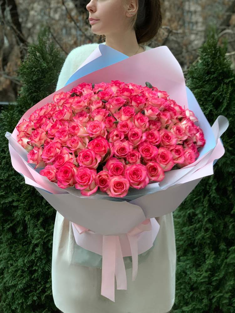 bouquet of 101 Jumilia roses in packaging