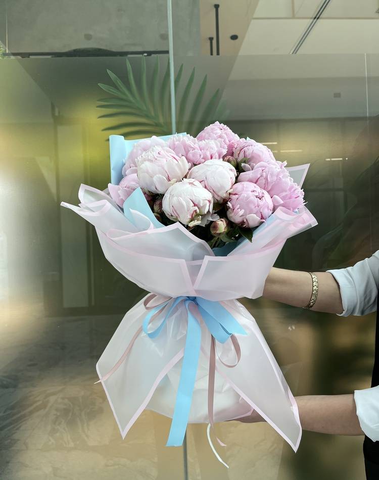 Bouquet of 11 pink peonies