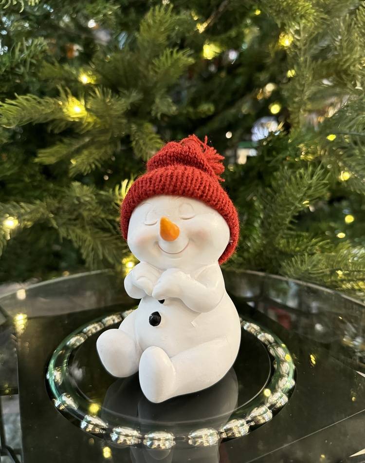 Snowman sitting with hat red, assorted, 9x8x11cm