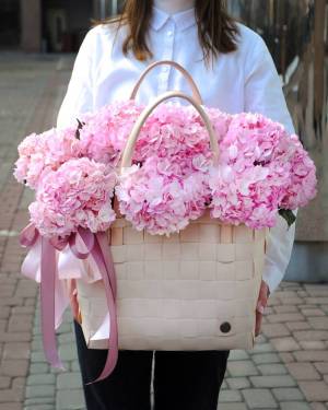 11 pink hydrangeas in a bag - flowers delivery Dubai