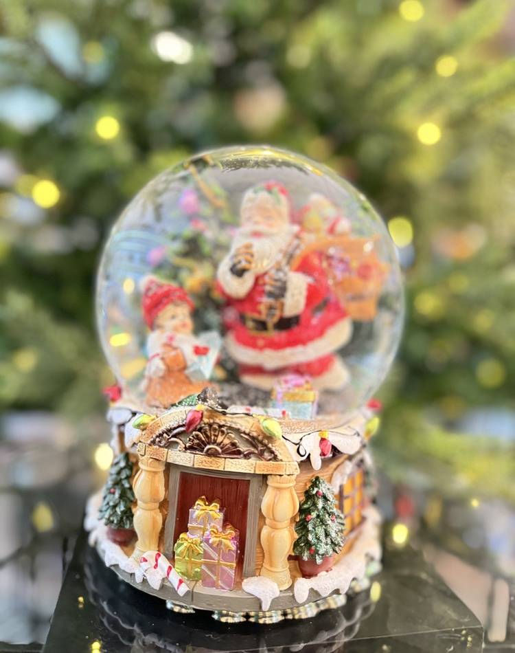 Music box/snowglobe santa poly /glass 20x16 cm