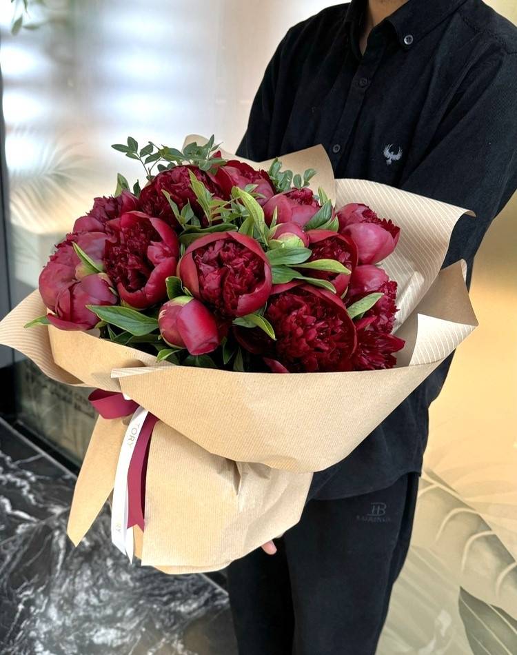 Bouquet of 21 burgundy peonies