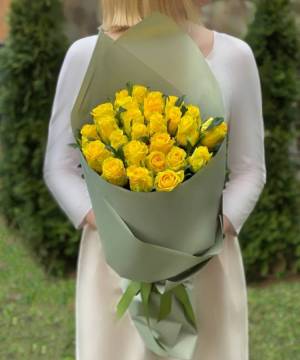 Букет 25 желтых роз в упаковке - flowers delivery Dubai