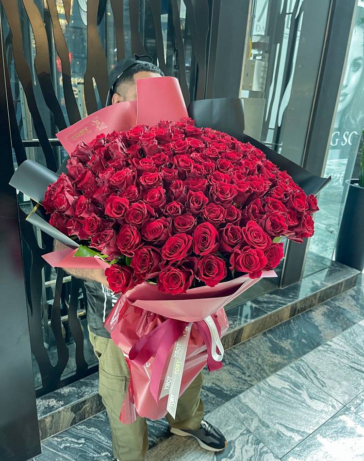 Bouquet of 200 red roses 