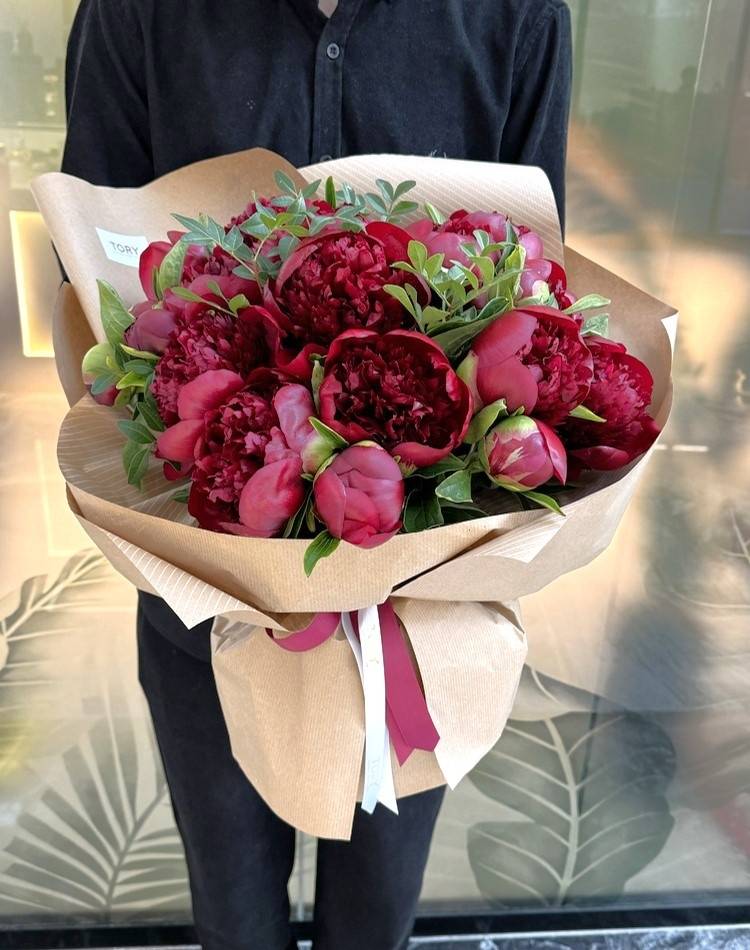 Bouquet of 21 burgundy peonies