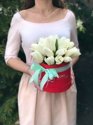25 White Tulips in a Hatbox - flowers delivery Dubai