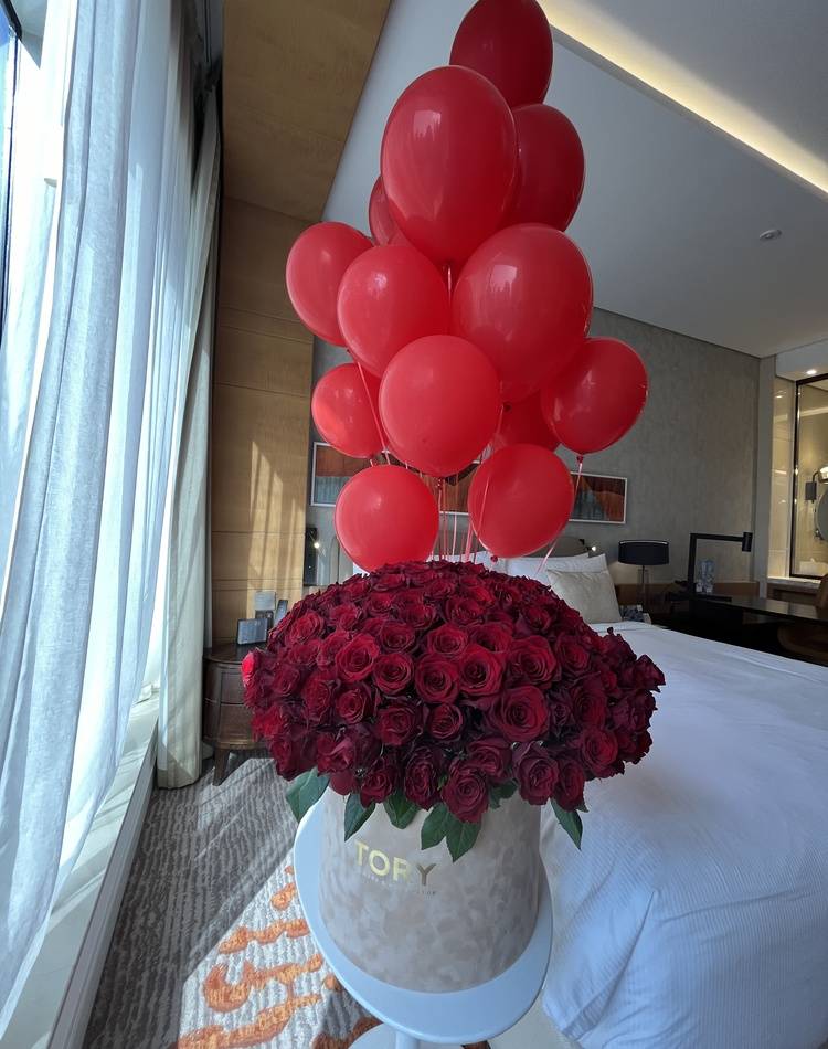 151 red roses 