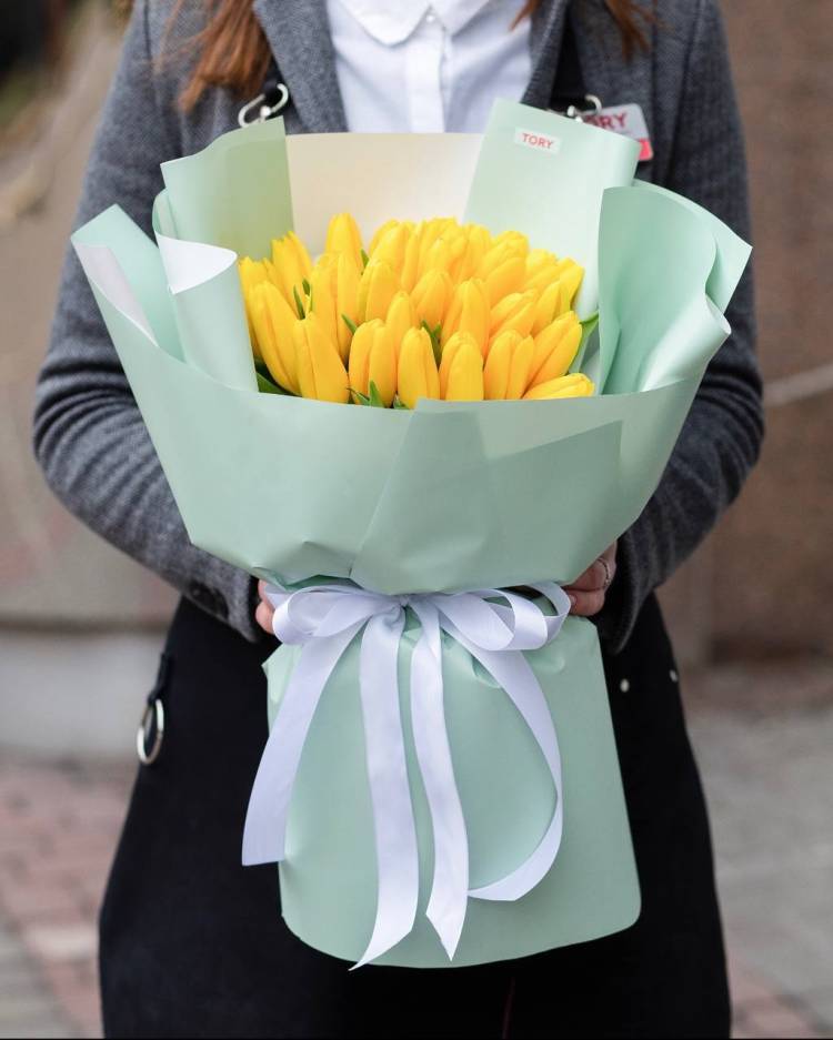 bouquet of 25 yellow tulips