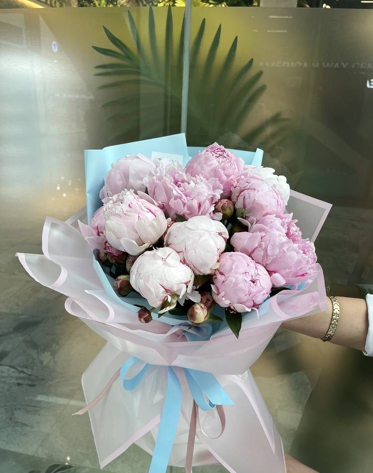 Bouquet of 11 pink peonies