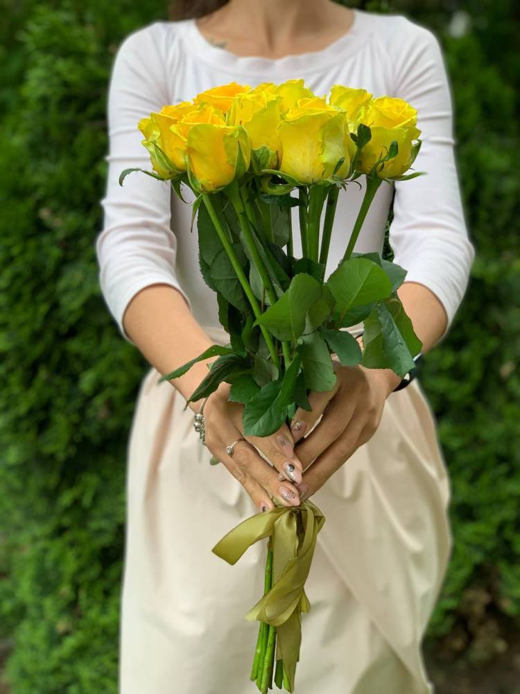 bouquet of 11 yellow roses