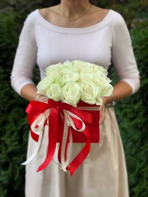 25 белых роз в шляпной коробке - flowers delivery Dubai